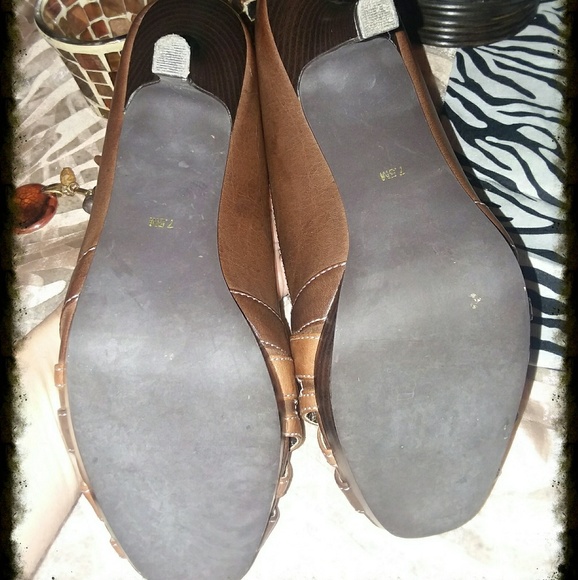 ☄Pretty "Mudd" Peep toe Pumps.☄ - Picture 2 of 6